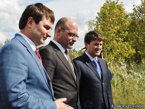Министр экологии осмотрел химический могильник в Горловке разъедающий резиновые сапоги за пару часов