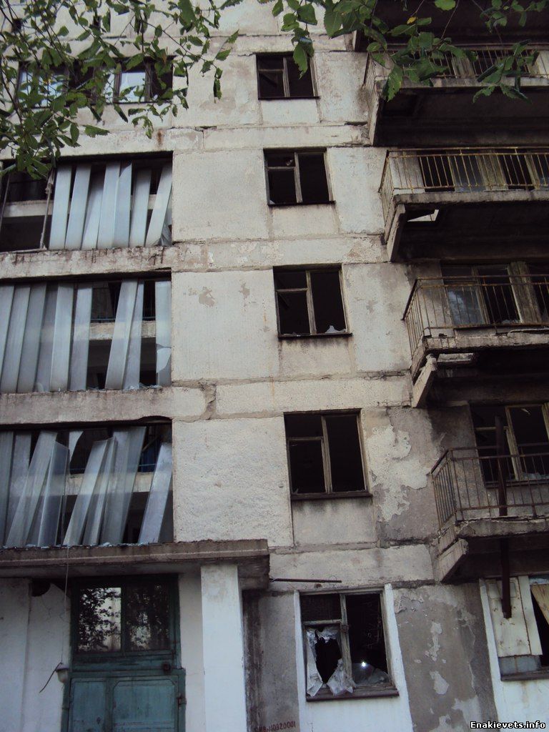 Последствия обстрела города Енакиево (фото, видео) - обновлено 17.20